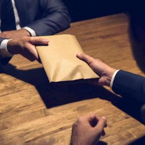خبراء يربطون كفاءة الأطر الإدارية والقضائية بإمكانية وقف تفشي الرشوة