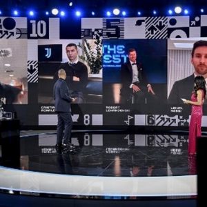 ليفاندوفسكي يُتوج بجائزة أفضل لاعب في العالم