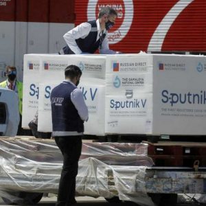 المغرب والجزائر يتنافسان على تسويق اللقاح الروسي في الغرب الإفريقي