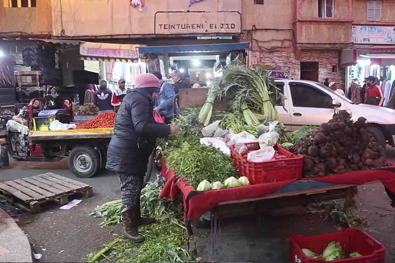 كفاح بائعة خضر