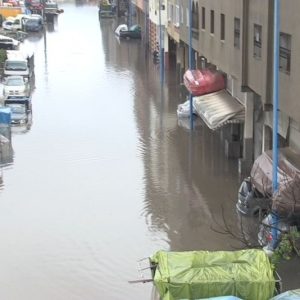 السيول تحاصر بيضاويين وتطلق دعوات للتحرك