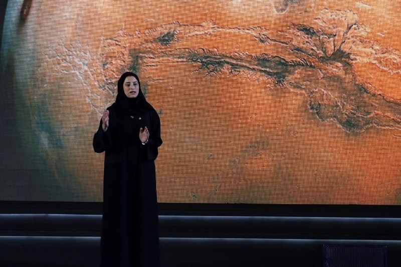 سارة الأميري .. وزيرة شابة بطموحات تصل إلى سطح كوكب المريخ