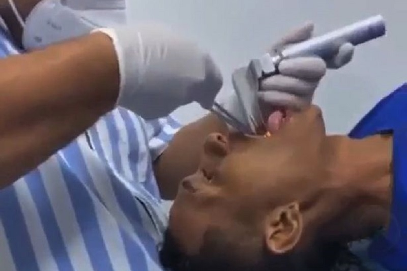 صياد شاب يبتلع سمكة حية 