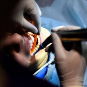 "خصاص المعدات" يثير الجدل بين طلبة طب الأسنان ومستشفى ابن رشد