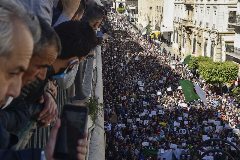 محتجون جزائريون يرفضون إجراء انتخابات مبكرة