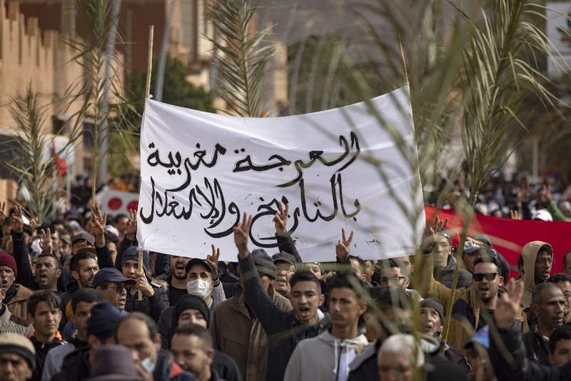 طرد سلطات الجزائر للمغاربة من منطقة "العرجة" ينكأ جرح "المسيرة الكحلة"