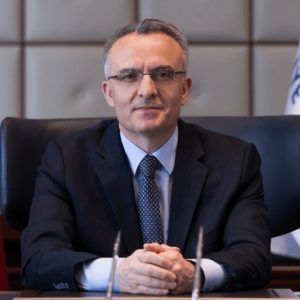 إقالة رئيس البنك المركزي تكشف أزمة الأتراك