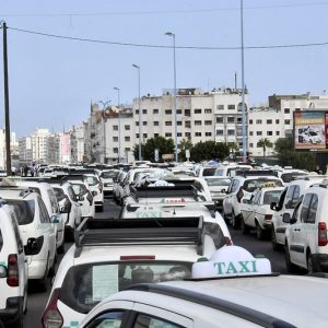 سيارات أجرة ترفع تسعيرة نقل الركاب رغم الدعم الاستثنائي للمهنيين