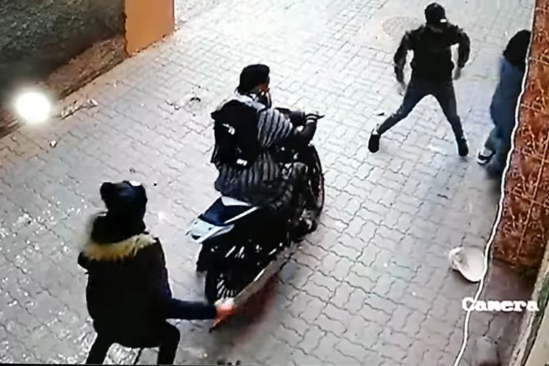 "فيديو" سرقة بالعنف يورط شابين في بيوكرى‬
