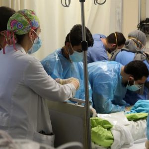 دوامة من الأزمات المتلاحقة تدفع أطباء وممرضين إلى مغادرة لبنان