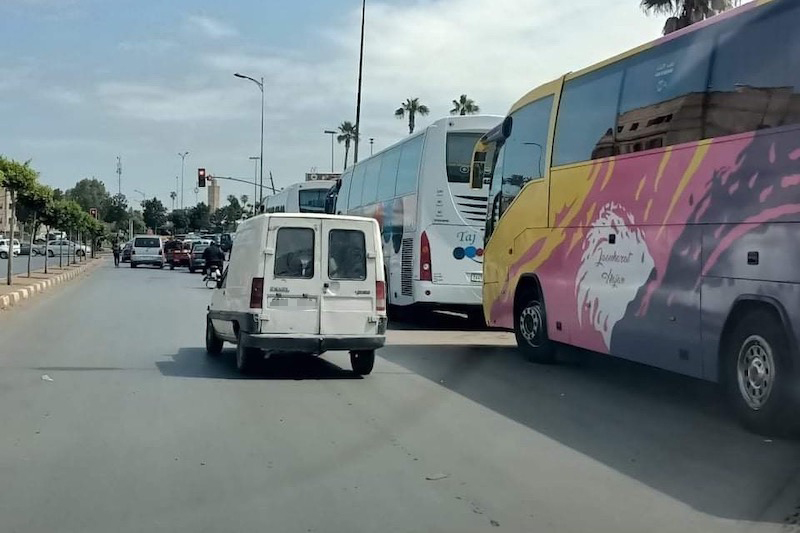 مهنيون يتحدون القوانين والقرارات بتحويل البيضاء إلى موقف للحافلات