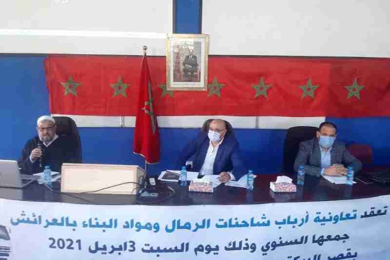 أرباب شاحنات نقل الرمال يجتمعون بالعرائش