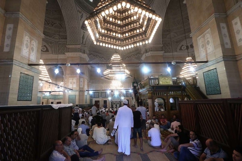 تونس تعلق صلاة التراويح في المساجد برمضان
