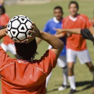 رمضان يعيد الفرجة الغائبة إلى ملاعب الأحياء