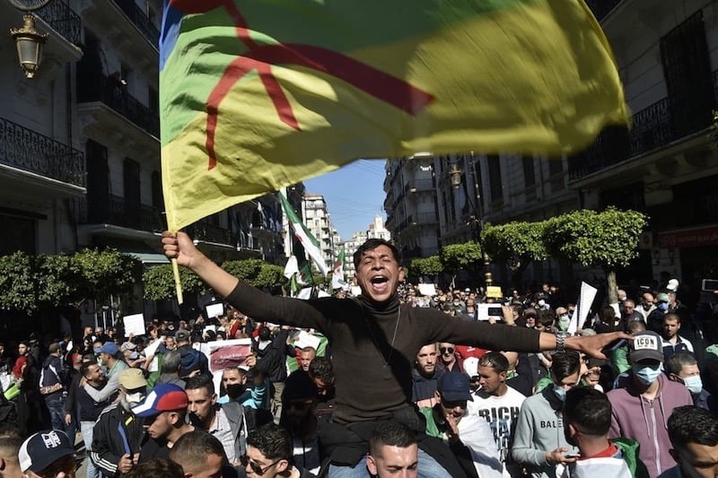 الكونغرس الأمازيغي يطالب نظام الجزائر بإطلاق سراح قادة "حركة القبايل"
