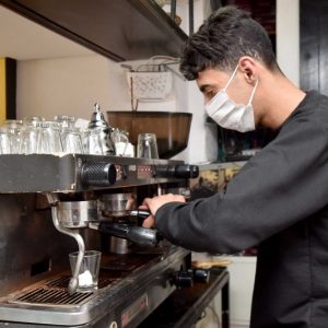 مهنيو المقاهي يراهنون على تمديد فترة العمل