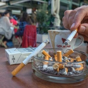 نواب يقترحون تمويل أبحاث علمية بغرامات على المدخنين في الأماكن العمومية