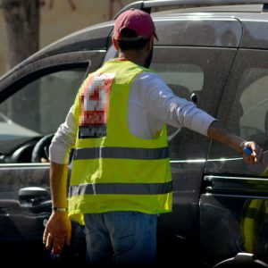 البيضاء تفعّل شكايات فورية ضد حراس السيارات