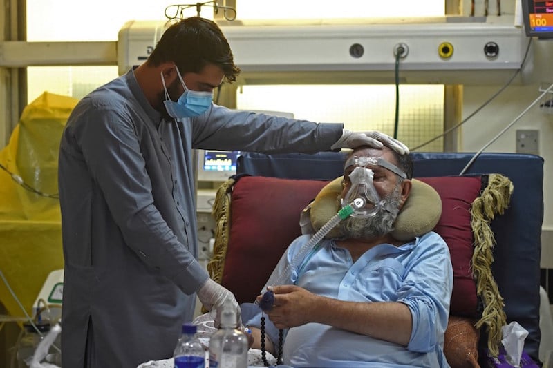 مرضى أفغان يرفضون الإقرار بمخاطر فيروس "كوفيد - 19"
