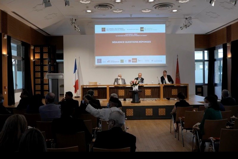 لجنة النموذج التنموي تقدم تقريرها في باريس