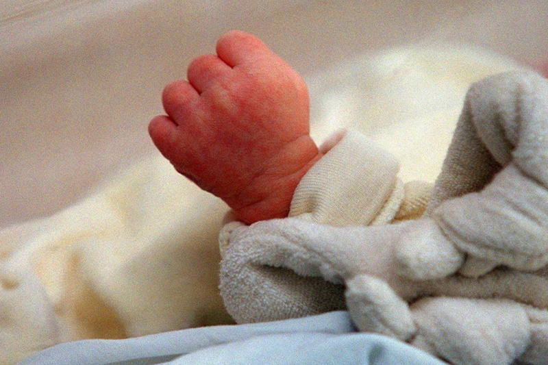خبأت المخدرات في جثة ابنها الرضيع