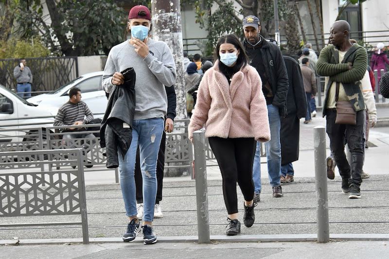 مغاربة ينشدون التخلي عن "الكمامة" والعودة إلى الحياة الطبيعية في الصيف