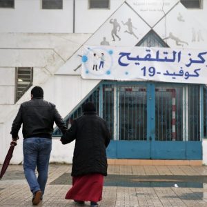 تأخر تلقيح المصابين بأمراض مزمنة ضد "كوفيد-19" يثير استياء أسر مغربية
