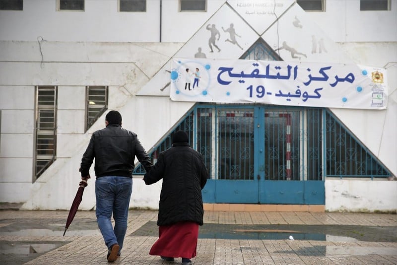 تأخر تلقيح المصابين بأمراض مزمنة ضد "كوفيد-19" يثير استياء أسر مغربية