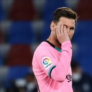ليونيل ميسي دون عقد مع نادي برشلونة الإسباني