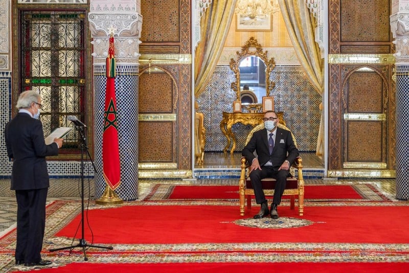 والي بنك المغرب يستعرض تقرير الوضعية الاقتصادية والنقدية أمام الملك