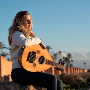 الفنانة الأمريكية جنيفر كراوت .. مسيرة صوت يصدح من عمق المغرب