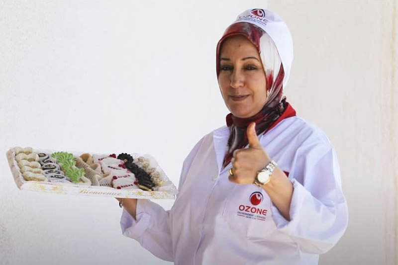 عاملة نظافة تبدع في الحلويات