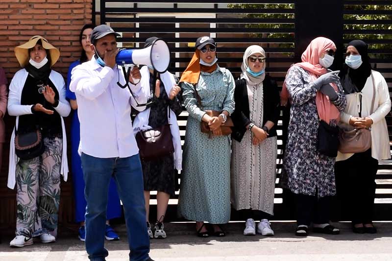 سخط بسبب اقتطاعات الأجور