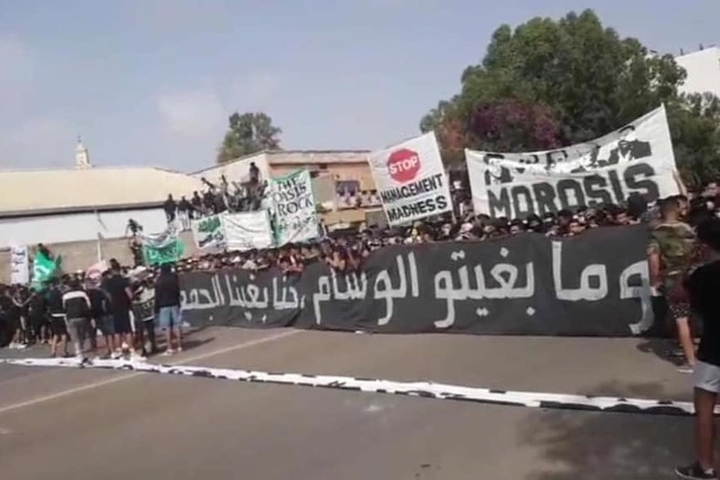 رجاويون يحتجون  أمام مقر النادي بحي "الوازيس"