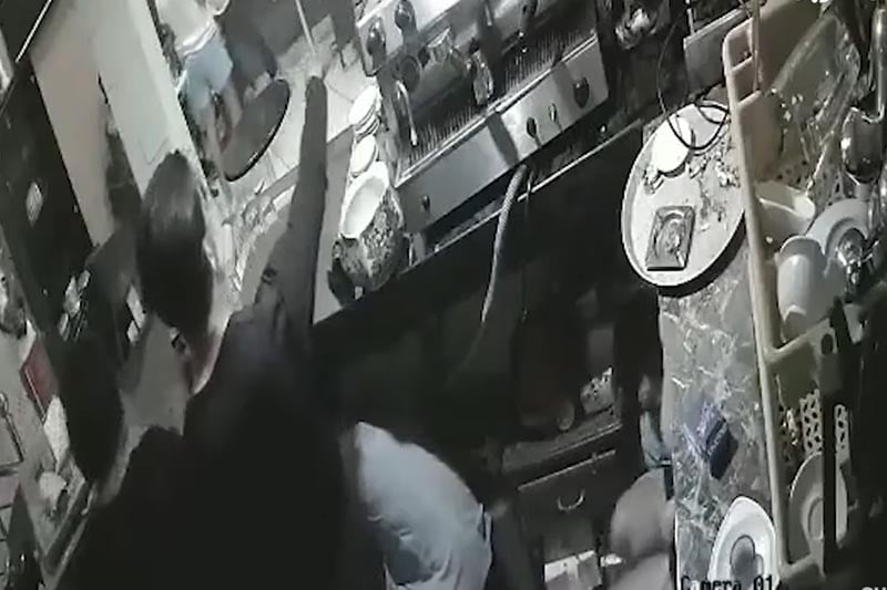 تفاصيل هجوم بالسكاكين على مقهى