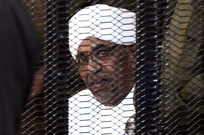 السودان يسلم الرئيس السابق إلى القضاء الدولي