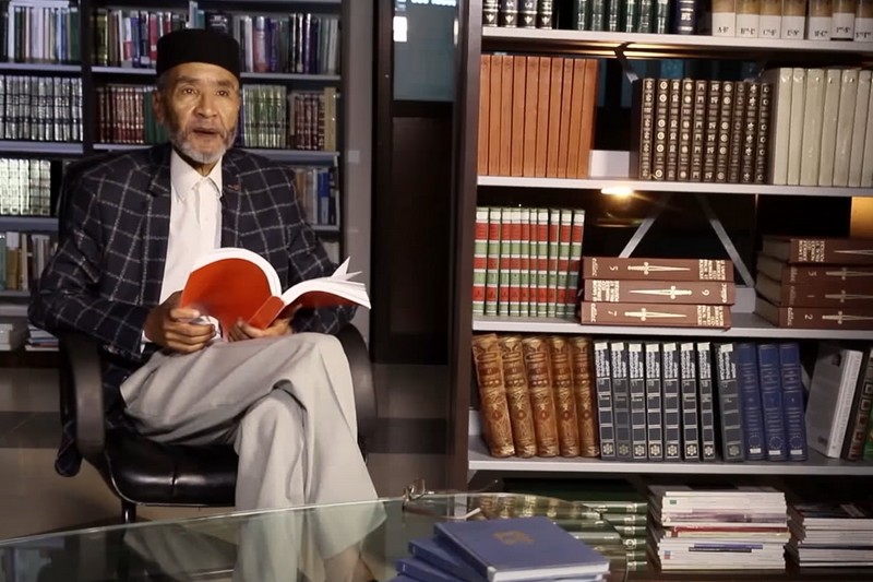 الشاعر المغربي محمد علي الرباوي يتمسك بروابط الجاريْن في "مواويل جزائرية"