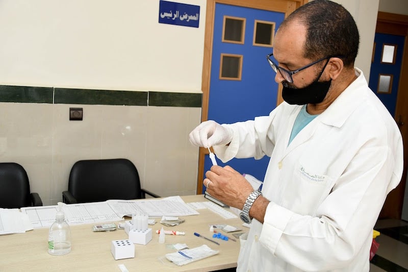 الصيادلة يطالبون باعتماد "الاختبارات السريعة" لتطويق جائحة "كوفيد-19"