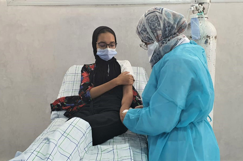 فضاء يلقح "حالات مستعصية" ضد الوباء بفاس