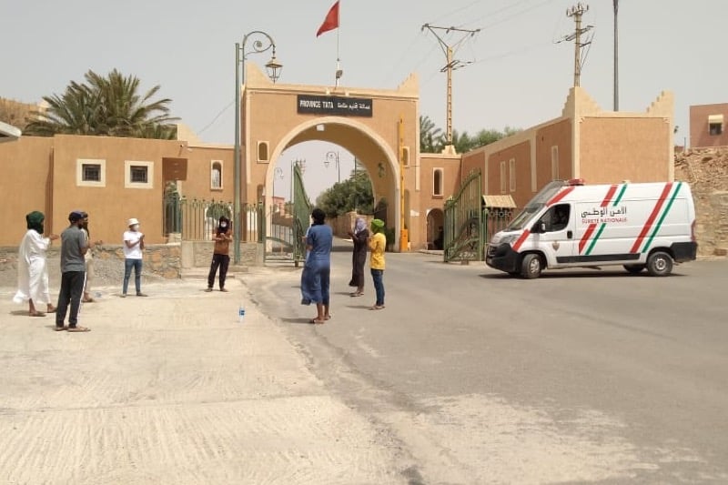 معتصمون يطالبون بالشغل أمام مقر عمالة طاطا