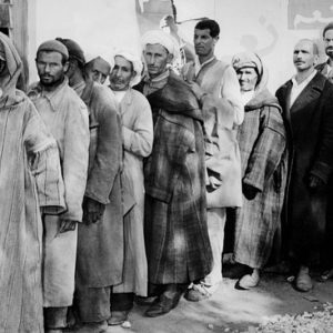 ناخبون في استفتاء 1962