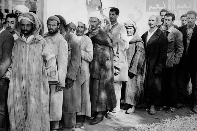 ناخبون في استفتاء 1962