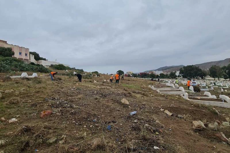 شبان يبادرون إلى تنظيف مقبرة مدينة أزغنغان