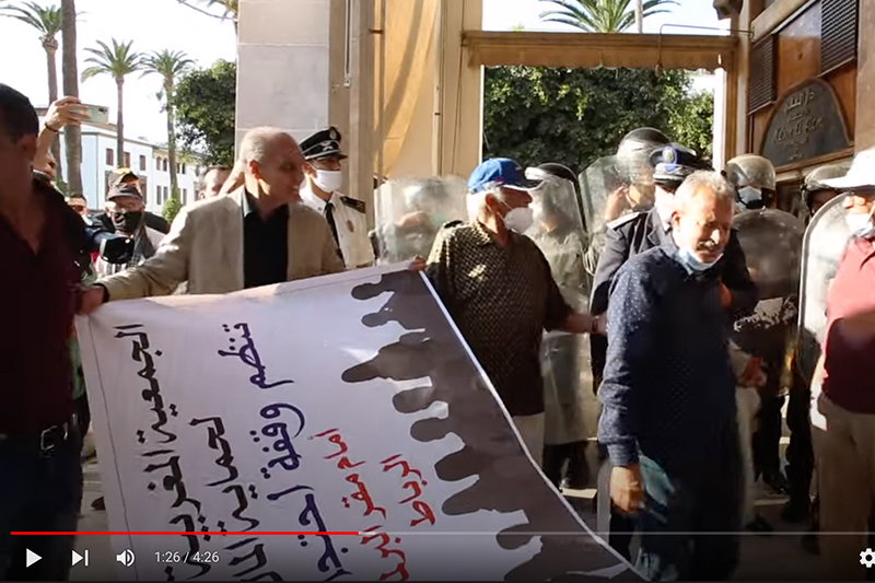 تفريق محتجين أمام مقر البرلمان