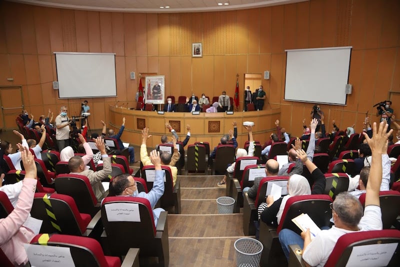 شباب يبعدون "معمرين" عن المجالس الجماعية