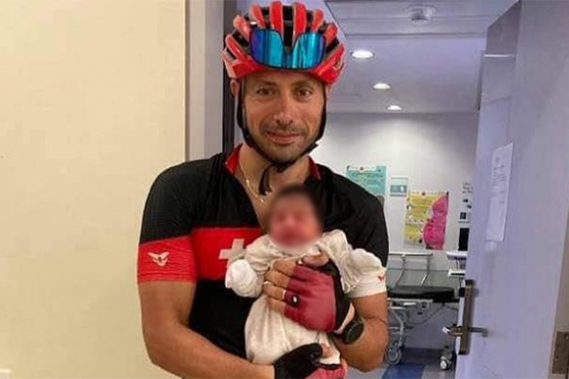 طبيب يركب دراجة للإشراف على ولادة