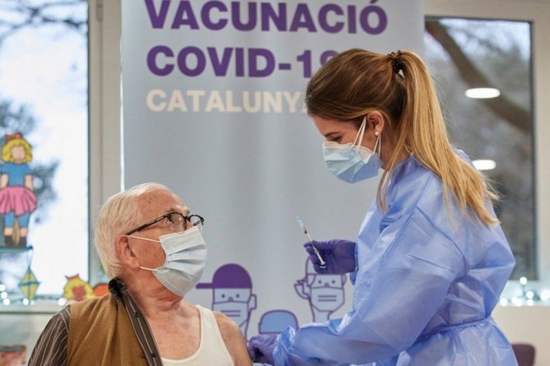 إسبانيا تقترح جرعة ثالثة من اللقاح لمرضى المناعة