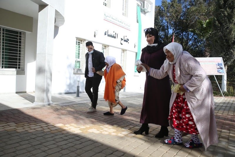 متطوعون مغاربة يوفرون حفّاظات للمرضى المسنين بعائدات "الخبز الكارم"