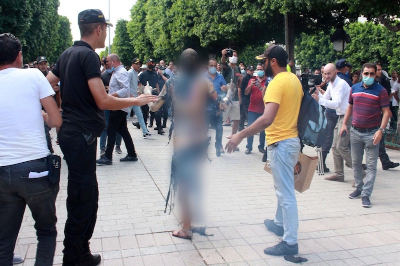 رجل ثلاثيني يحرق جسده وسط العاصمة التونسية