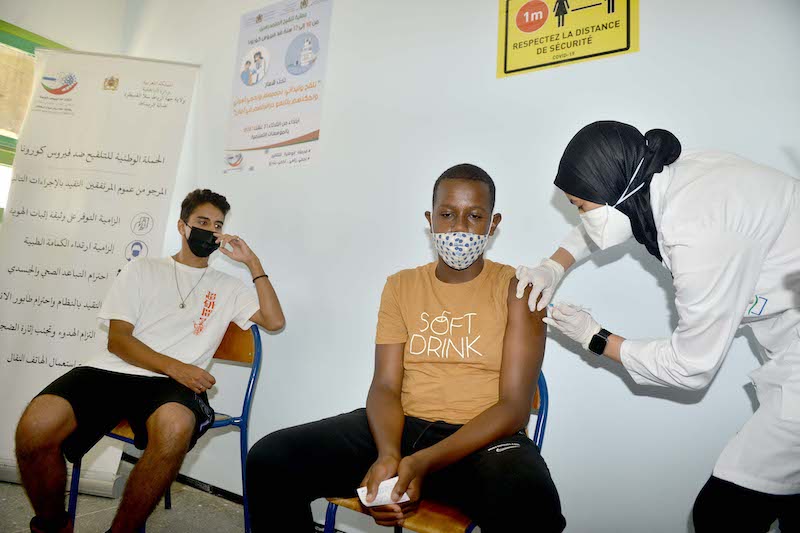 ‪عدد التلاميذ الملقحين يتجاوز 250 ألفا.. و"اللجنة" تؤجل البت في تطعيم الصغار